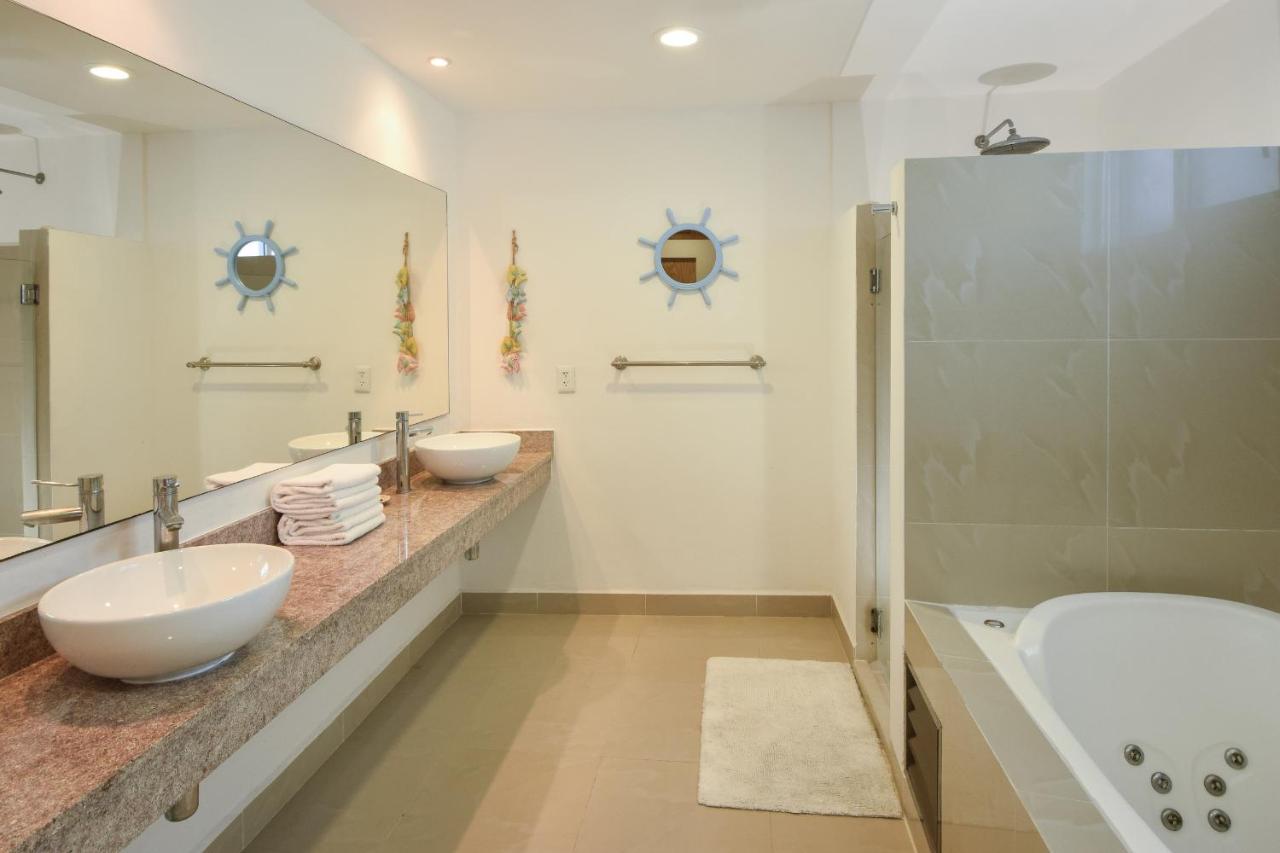 Peninsula Grand By Your Way Apartment *